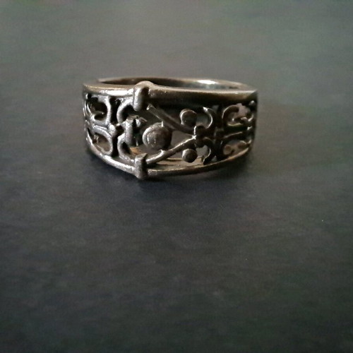 Metal ring like new with intricate decorative pattern
