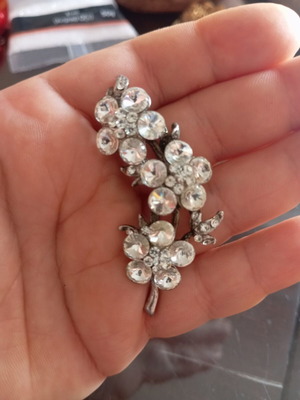 Vintage brooch with sparkling crystals