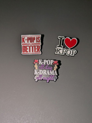 Kpop pins like new, set of 3 pieces