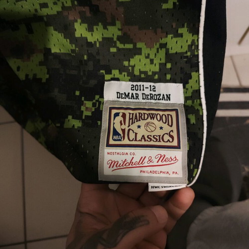 Toronto Raptors DeRozan 2011-2012 Mitchell and Ness like new