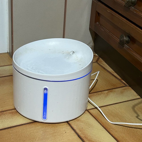 Pet water fountain like new, automatic water dispenser with USB