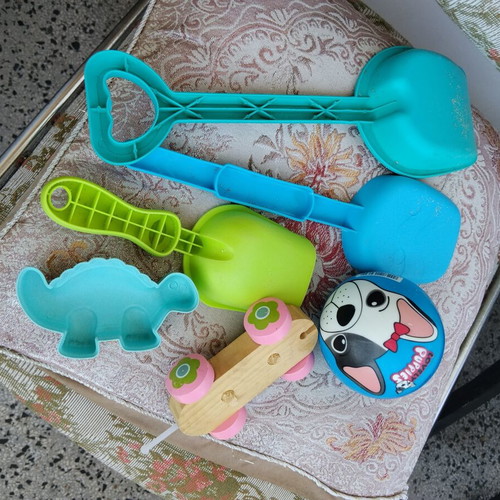 Set of 6 children's sand toys