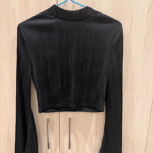 Crop top black with embossed texture and bell sleeves like new Shein, size M