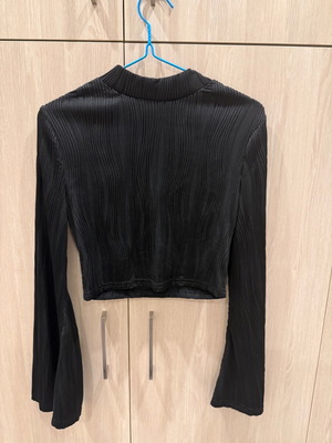 Crop top black with embossed texture and bell sleeves like new Shein, size M