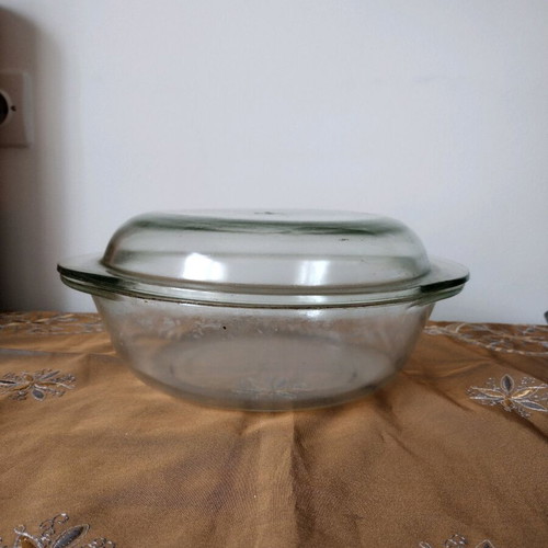 Heat-resistant cookware used, round with handles 30x25x12 cm