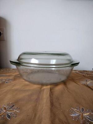 Heat-resistant cookware used, round with handles 30x25x12 cm