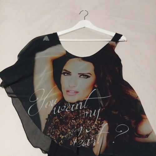 Black asymmetrical blouse with transparent chiffon and print Garantie used