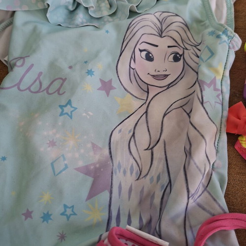 Girls' swimwear set like new, age 8, 3 swimsuits and 1 pareo