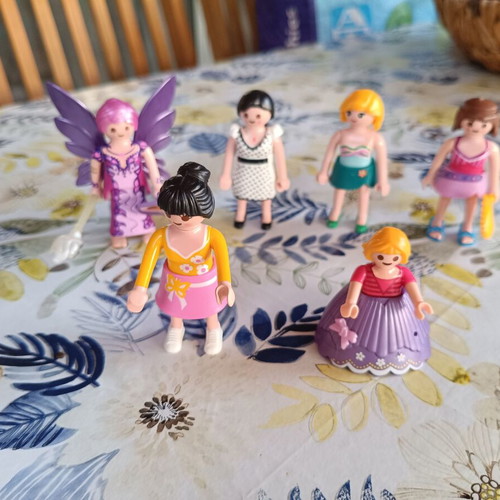 Playmobil lot with princesses and female figures, parts set