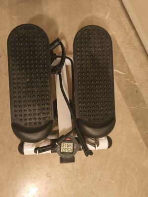 Step fitness equipment like new with hand straps and display