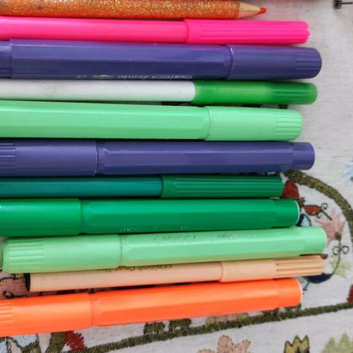 Markers, paints and sharpeners like new, German sharpeners
