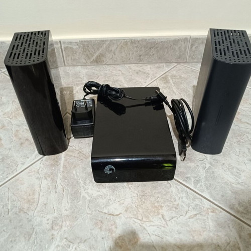 Pack of 3 external 3.5" hard drives, 2.75 TB total, with power supply and USB cable