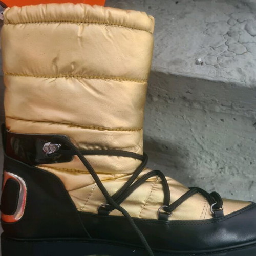 Valentino snow boots new, size 40, black and gold