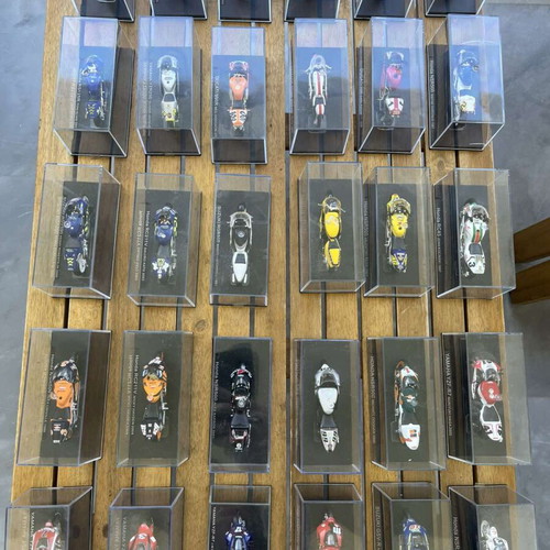 Collectible Display Motorcycles new, 39 in total