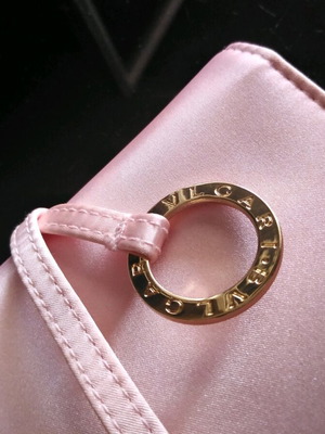 Τσαντάκι Bvlgari perfume καινούργιο, σατέν ροζ με dust bag