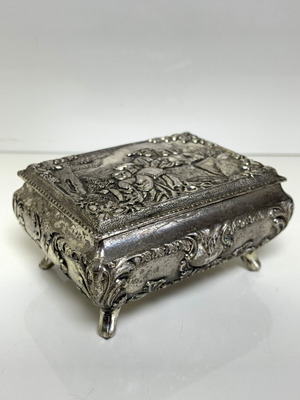 Метална кутия за бижута стара употребявана с червена кадифена подплата