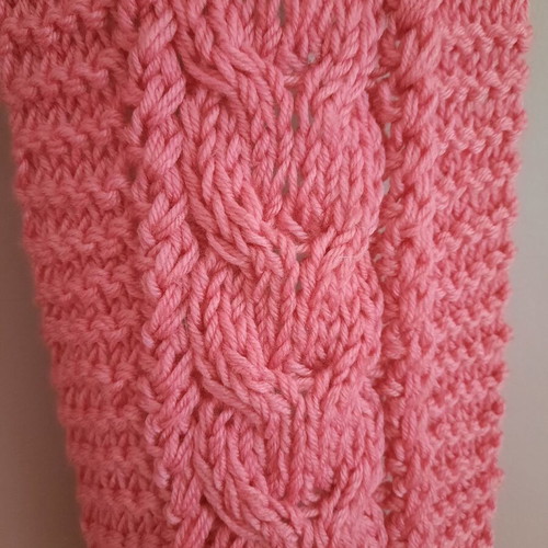 Women's pink knitted scarf like new with pattern and fringes