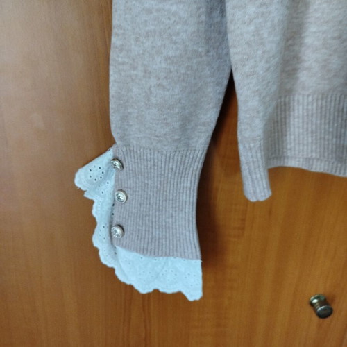 Women's pink pullover like new with lace cuffs and buttons, size L