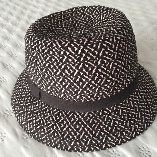 Hat black and white like new, size S, 55cm circumference