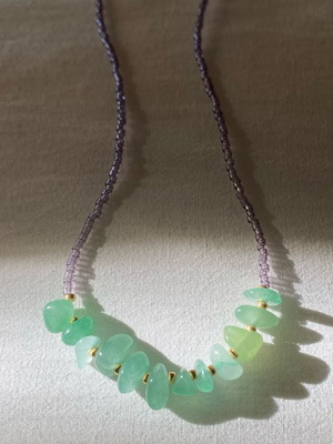 Fairy elastic necklace with glass beads and green aventurine chips