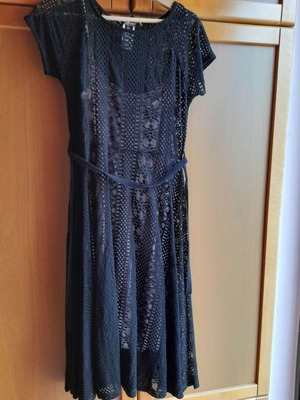 Φόρεμα Attrattivo δαντελένιο midi μεταχειρισμένο, με ζωνάκι και επένδυση