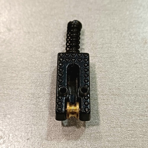 Set of roller saddles for electric guitar bridge, black and brass