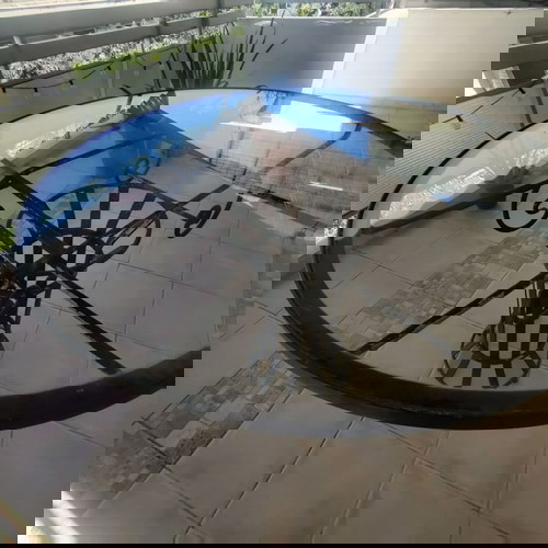 Εξωτερικό τραπέζι βεράντας μεταχειρισμένο, χειροποίητο, στρογγυλή επιφάνεια με τζάμι