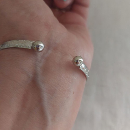 Bracelet thin and light stainless steel like new, silver color