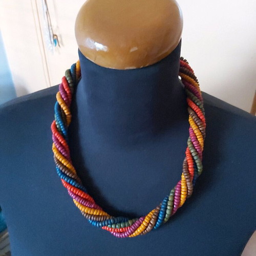 Wooden women's necklace used with colorful design