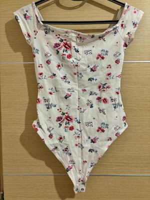 T-shirt κορμάκι Bershka μεταχειρισμένο, μέγεθος M, άσπρο πολύχρωμο