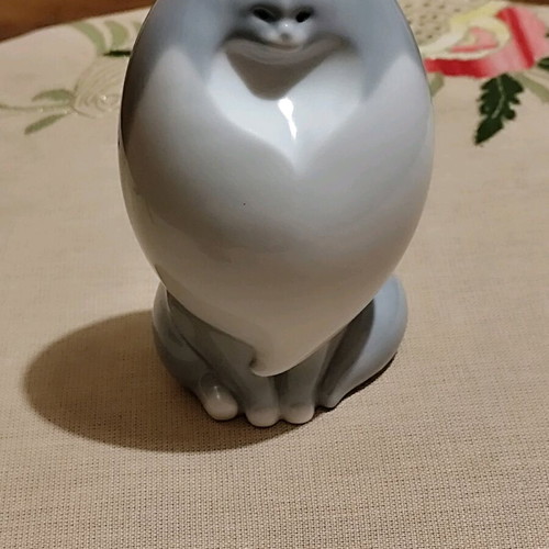 Porcelain Persian cat figurine vintage like new