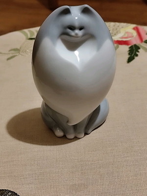 Porcelain Persian cat figurine vintage like new