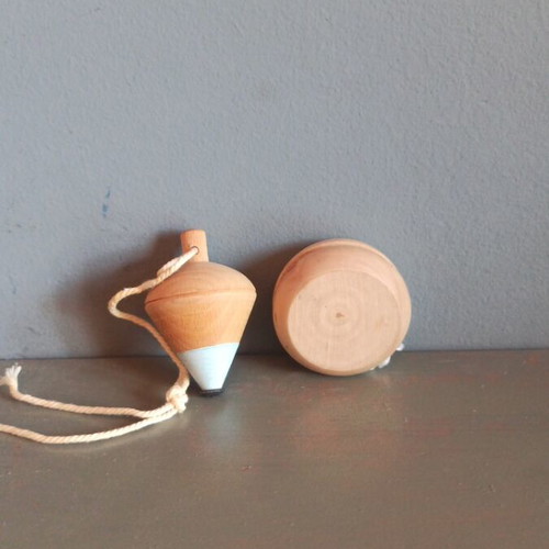Small spinning top and yo-yo like new, slightly used