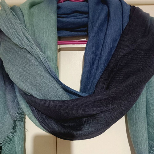 Scarf like new in shades of blue
