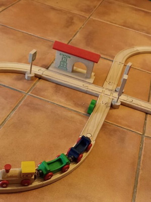 Ξύλινο τρενάκι και Pinball game μεταχειρισμένα, λείπουν μεταλλικά μπαλάκια
