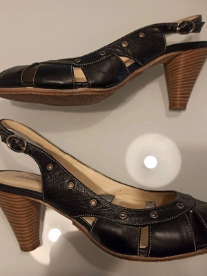 Bournazos No 41 leather pumps like new, 8.5cm heel