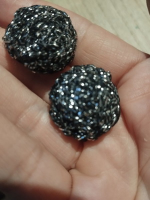 Vintage clip-on earrings used, black and silver