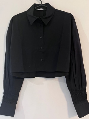 Vespucci cropped shirt with detailed sleeves, black
