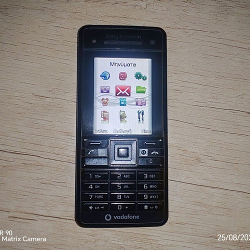 Sony Ericsson C902 mobile phone with charger and battery
