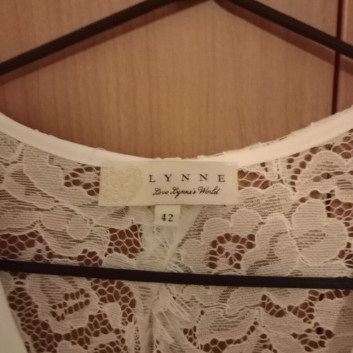 Lynne τοπ σαν καινούργιο, νούμερο 42, άσπρο με δαντέλα στην πλάτη και δέσιμο