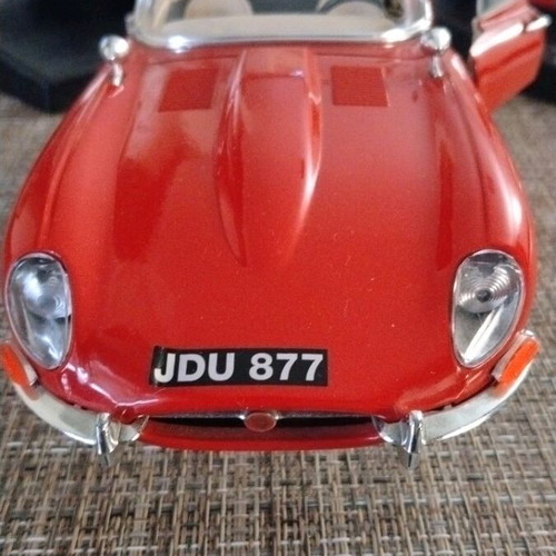 Jaguar E-Type 1961 collectible model 1:18 Bburago like new