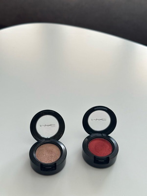 Mac Cosmetics eyeshadow like new, only red available