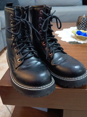 Black boots with inner lining, like new, size 38