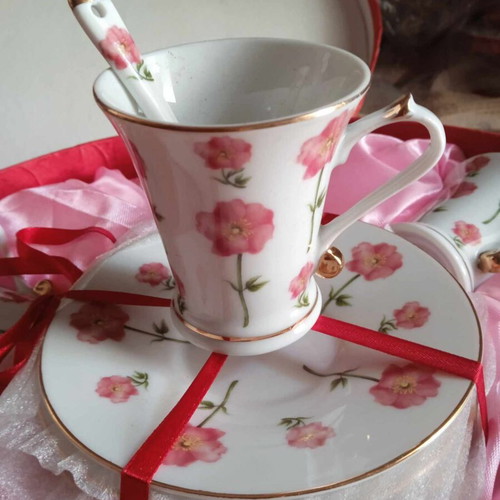 Set of 6 coffee or tea cups new with flower design and gold details