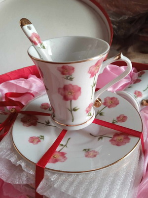 Set of 6 coffee or tea cups new with flower design and gold details