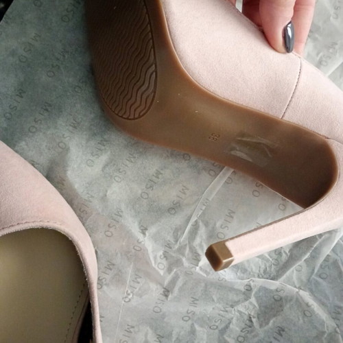 MISO Pumps New Size 38 With Small Hole On Label