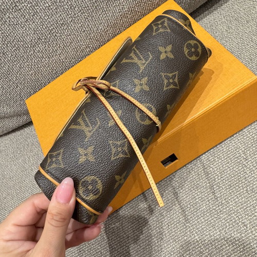 Louis Vuitton Monogram Jewelry Roll travel case like new, brown