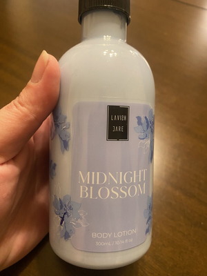 Lavish Care Body lotion Midnight Blossom 300ml αχρησιμοποίητη