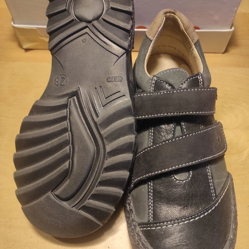 Mouger kids shoes size 28 like new, black and gray