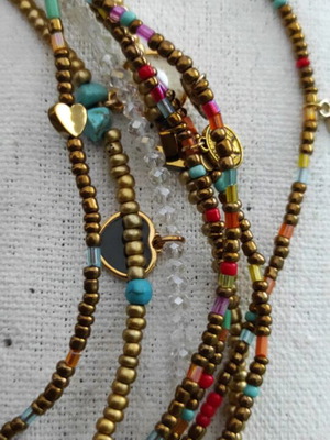 Anklet with gold-colored beads and semi-precious heart charm like new